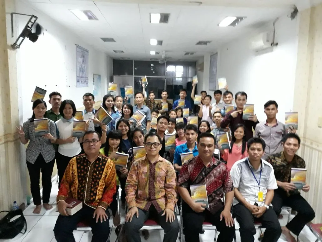 Donasi buku Seri Sejarah Penebusan untuk sekolah tinggi teologi